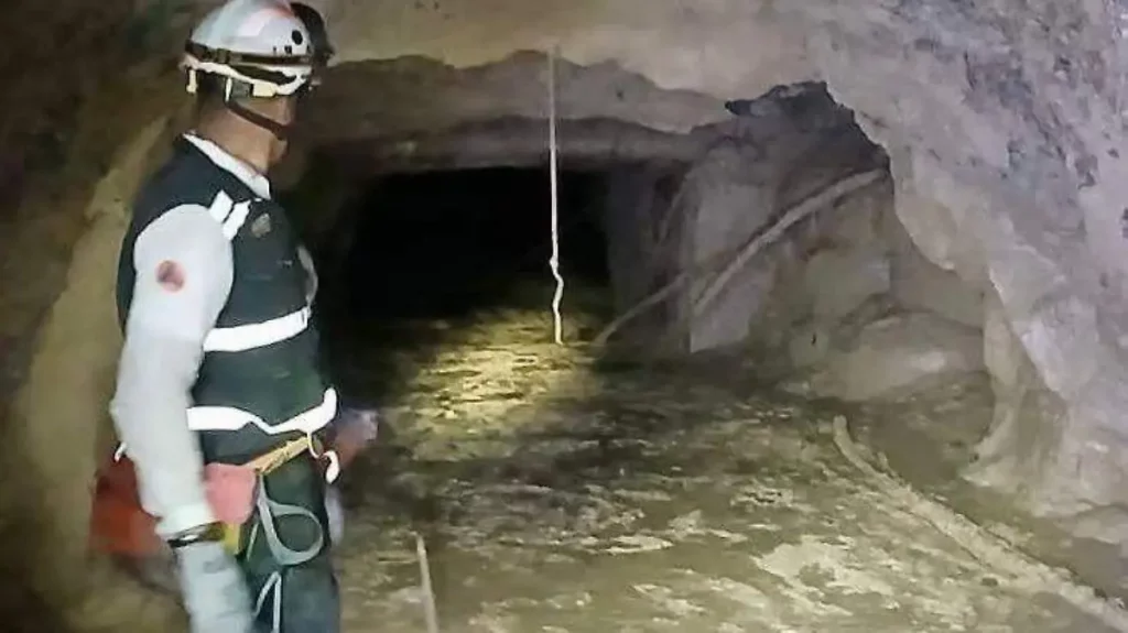 Intensifican extracción de agua y sedimentos para localizar a trabajadores de mina Santa Fe