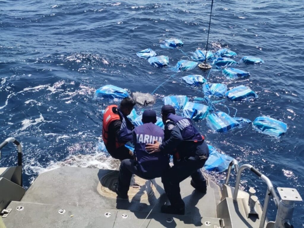 Marina asegura casi una tonelada de cocaína frente a Chiapas; detienen a seis extranjeros