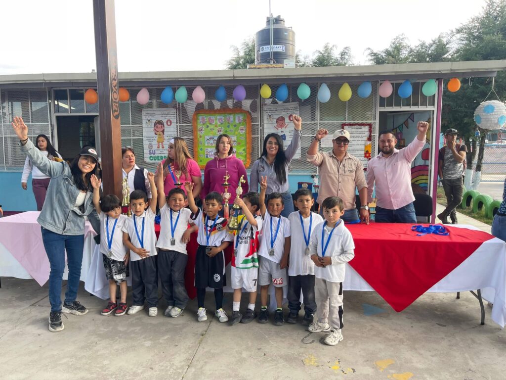 Alcaldesa apoya premiación escolar infantil