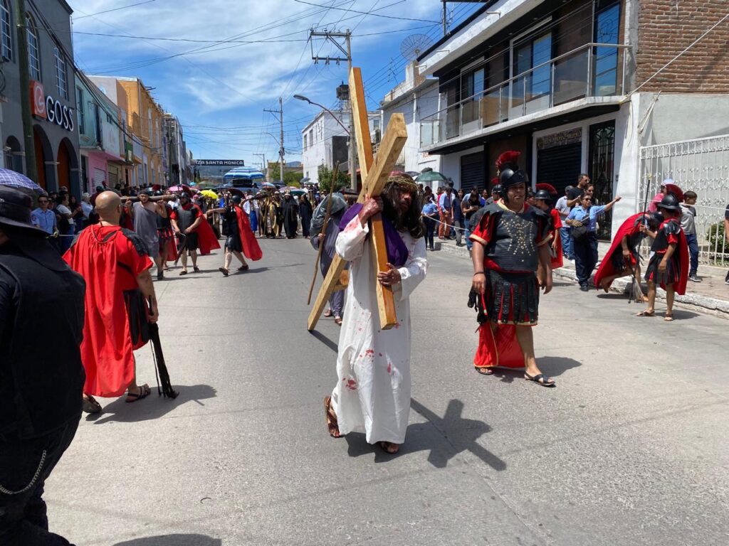 Viacrucis Viviente reúne a miles de fieles en Santiago Papasquiaro