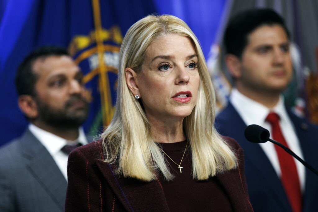 Trump destituye a Pam Bondi como fiscal general en medio de críticas internas