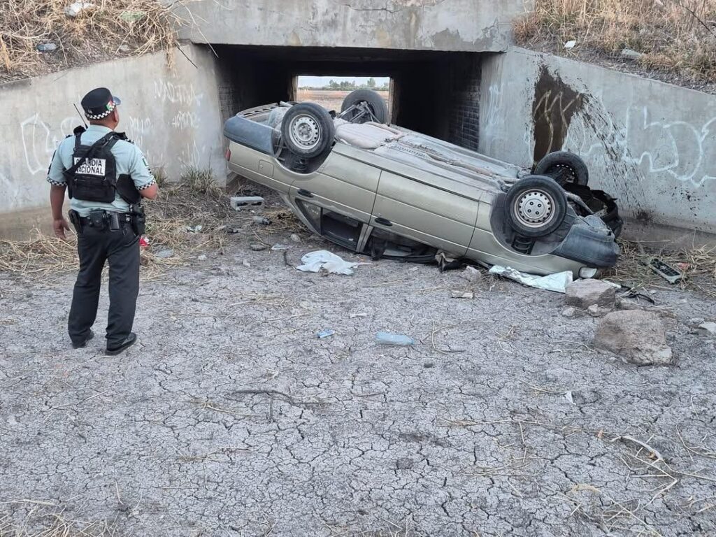 Choque y volcadura en Viernes Santo deja a una menor y un adulto heridos