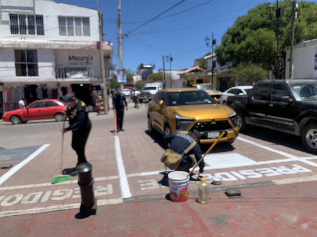 Refuerzan señalización vial en cabecera municipal