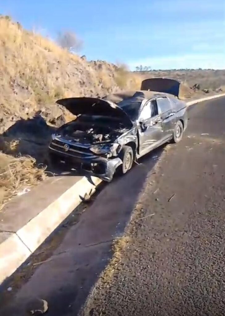 Abandonan vehículo accidentado en el libramiento de la ciudad