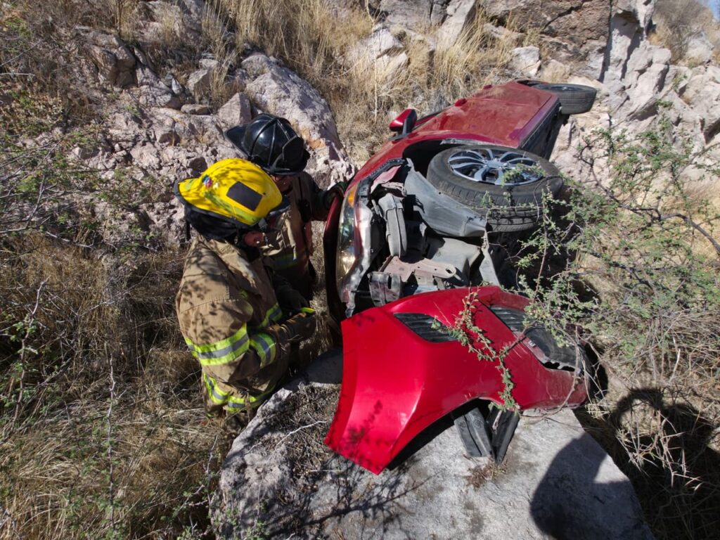 ¡Pésima carretera! Otra volcadura, deja dos lesionadas