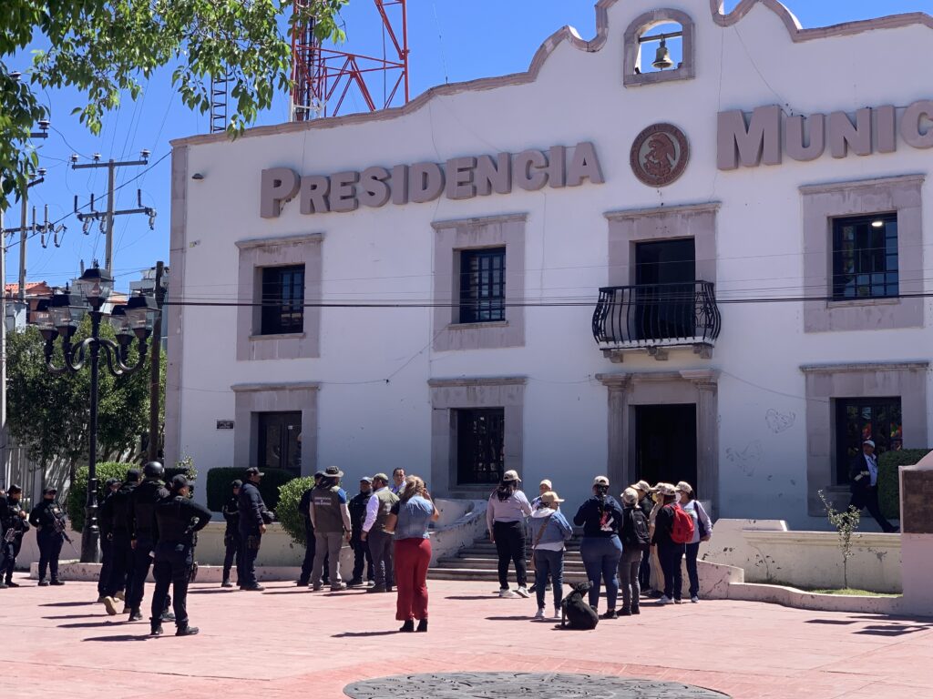 Madres buscadoras colocan fichas en presidencia