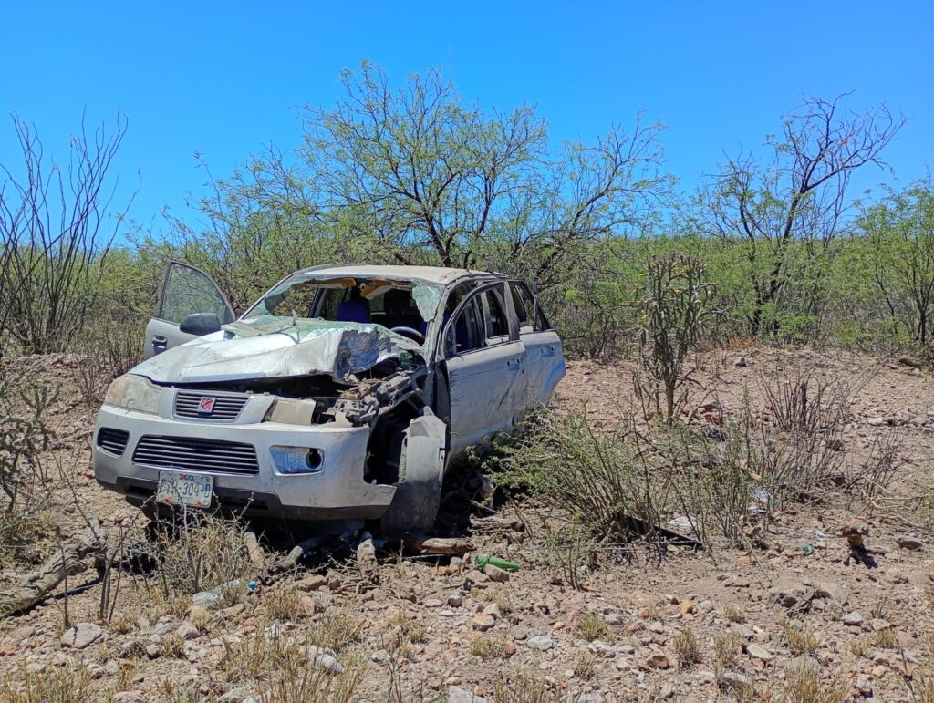 Profundo bache provocó volcadura y que una familia resultara herida