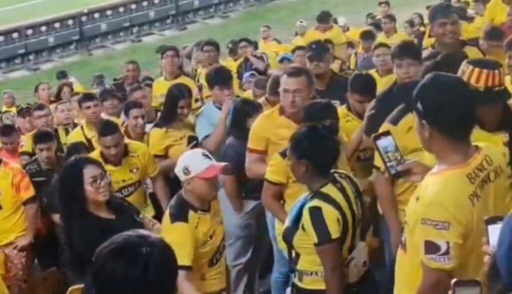 VIDEO: Mujer sorprende a su esposo con su amante en partido de futbol en pleno estadio