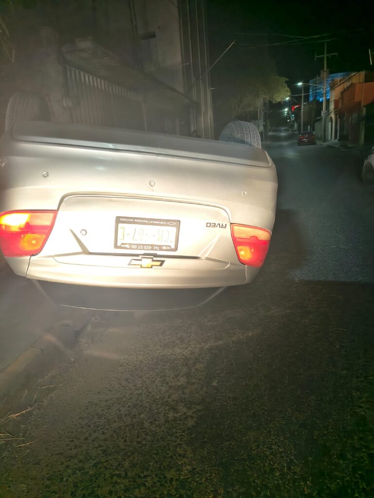 En la madrugada sufrieron aparatosa volcadura en la zona centro
