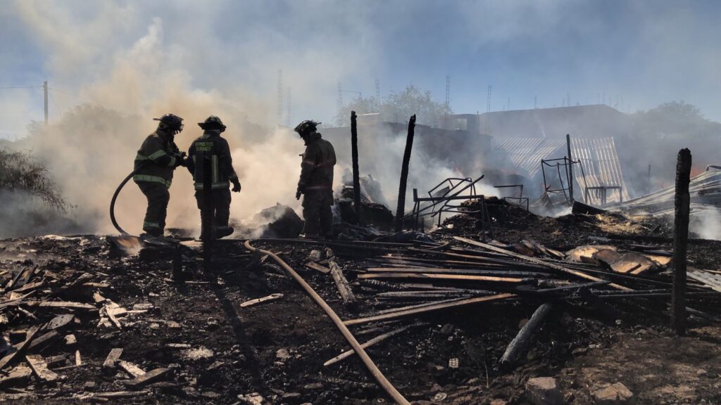 Voraz incendio arrasó con una fábrica de colchonetas