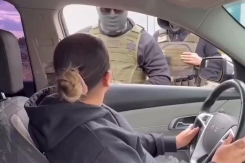 VIDEO: Mujer enfrenta a agentes del ICE y usa “tarjeta roja” para evitar detención