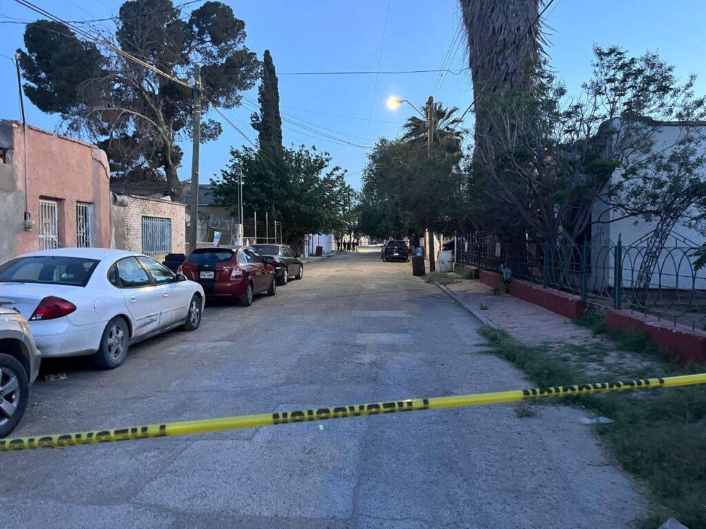 Dejan dos encobijados en plena calle en Chihuahua