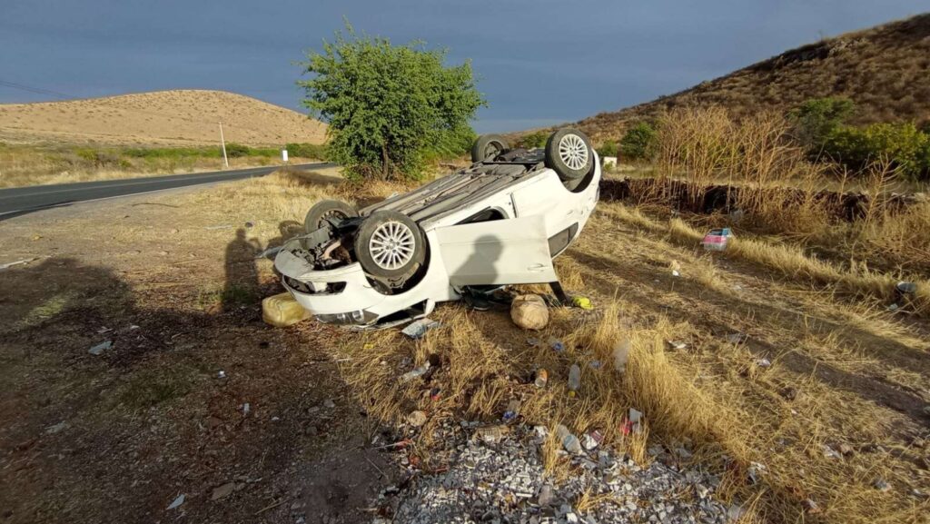 Vuelcan jóvenes en Curvas del Perico y sobreviven de milagro