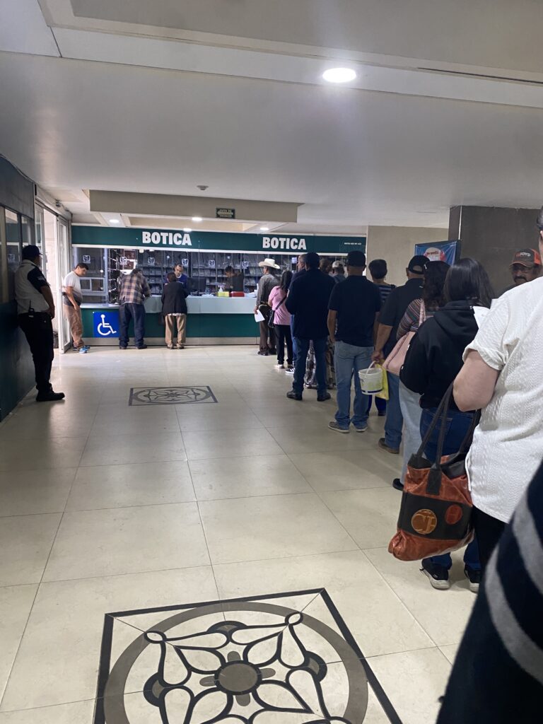 Pasillos llenos, módulos vacíos y horas de espera para ser atendidos, crónicas del IMSS