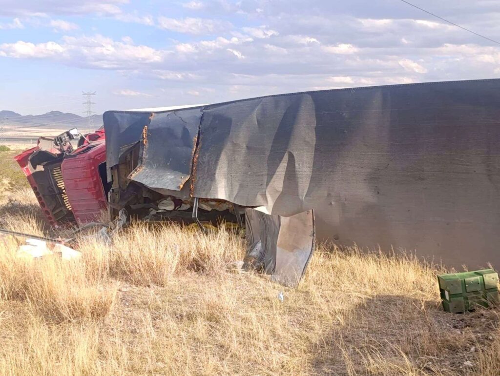 Muere trailero tras volcadura en la carretera Chihuahua–Juárez