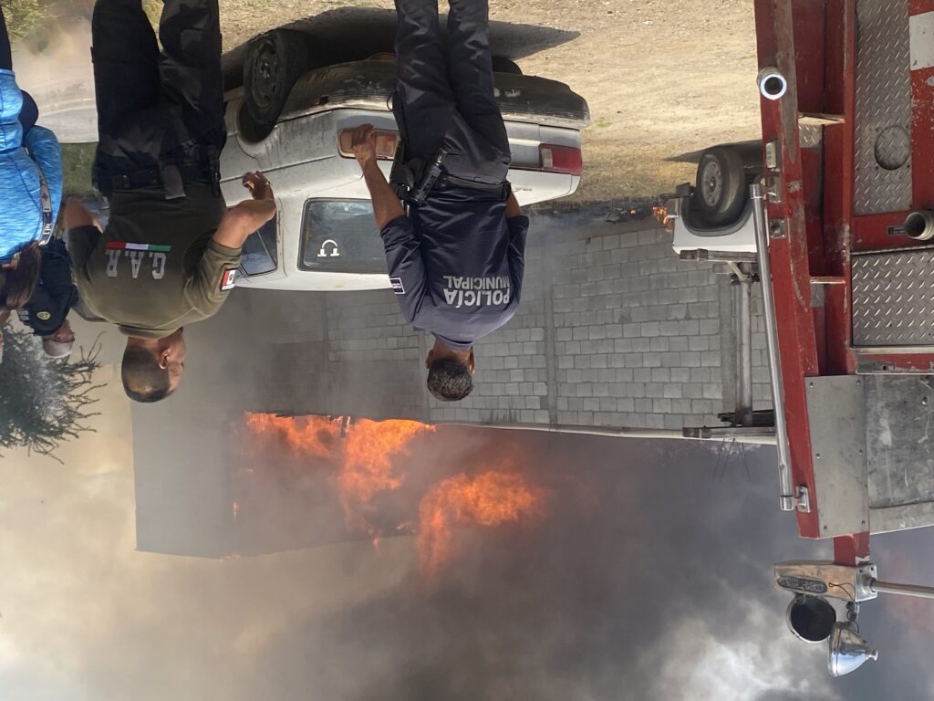 Se incendia carpintería; fuego se extiende a terreno baldío, vehículo y vivienda