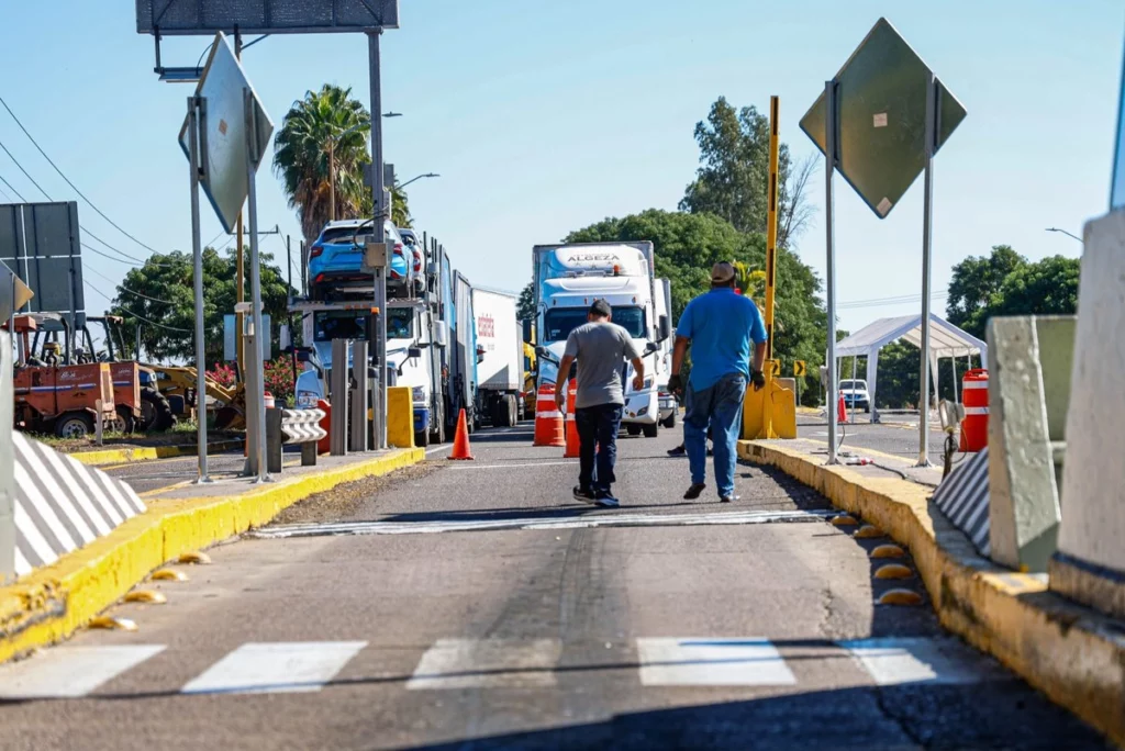 Bloqueos de agricultores y transportistas afectan carreteras en al menos 20 estados del país