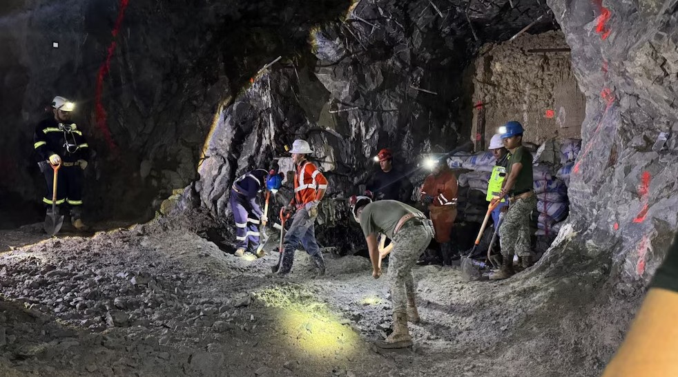 Niveles de agua retrasan la extracción del minero localizado con vida en Sinaloa