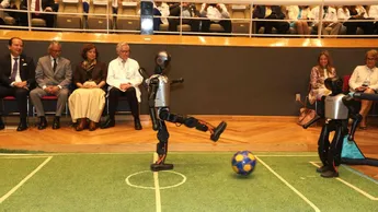 Niños y adultos crean robots futbolistas y compiten en la Copa FutBotMX