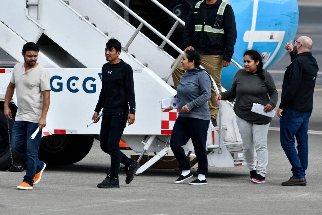 Estados Unidos impulsa nuevas medidas para limitar vivienda, empleo y salud a migrantes