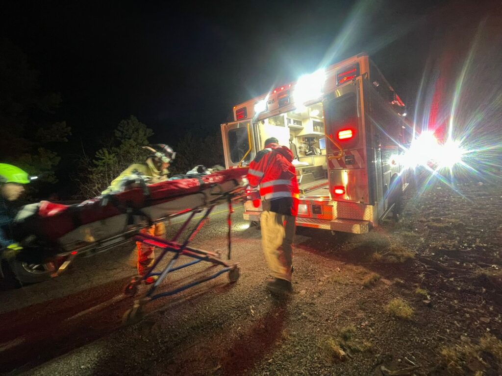 Volcadura de ambulancia y choque en la sierra de Santiago dejan varios lesionados