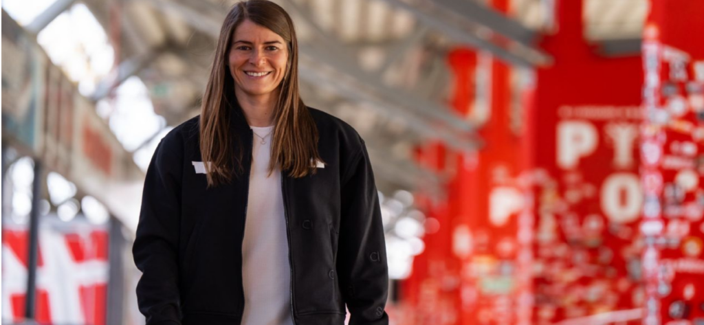 Marie-Louise Eta hace historia: primera mujer en dirigir en la Bundesliga