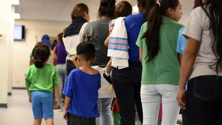 EU retira financiamiento a programa para menores migrantes tras más de seis décadas