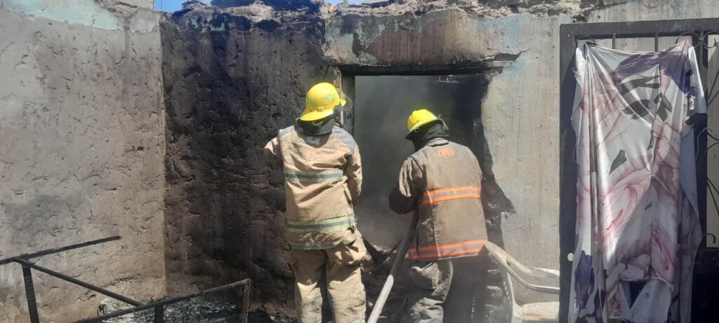Reportan que incendio en casa deja a un menor sin vida y un adulto intoxicado