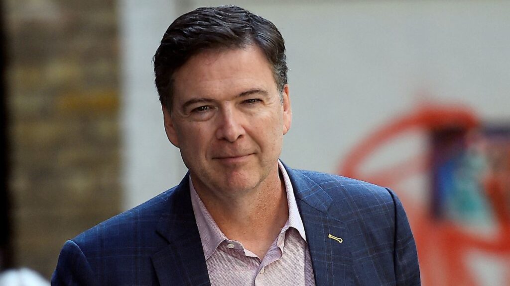 James Comey, ex director del FBI, se entrega tras ser acusado de amenazar a Trump