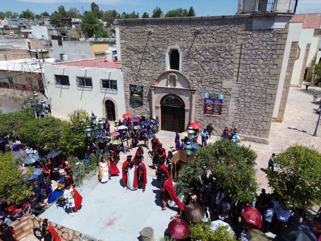 Tradición y fe: el viacrucis viviente de Santiago, desde 1980