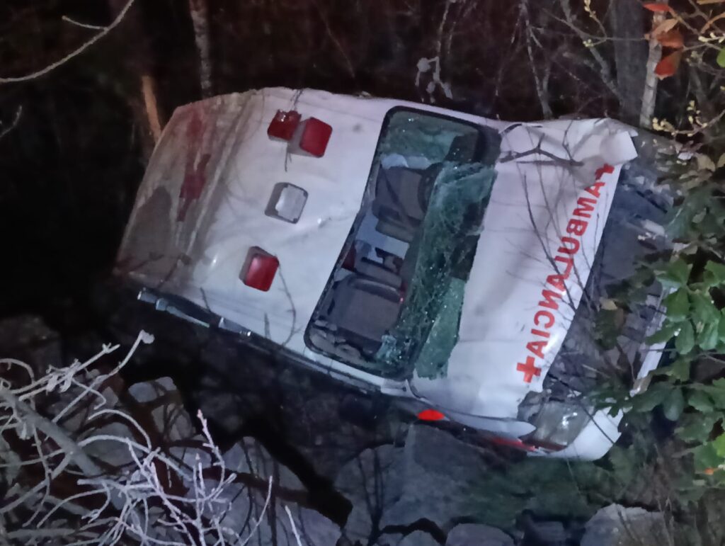 Volcó ambulancia de la Cruz Roja cuando acudía a cubrir un accidente