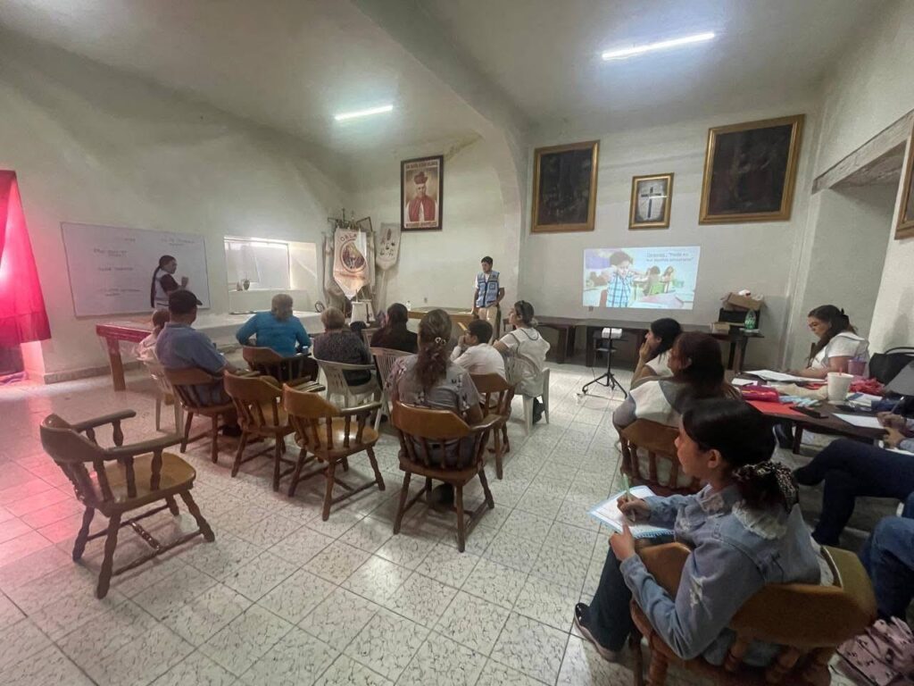 Impulsan inclusión y autonomía en jóvenes con autismo mediante taller en Santiago