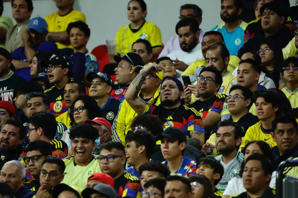 Detienen a 53 aficionados del América por saqueo y portación de petardos
