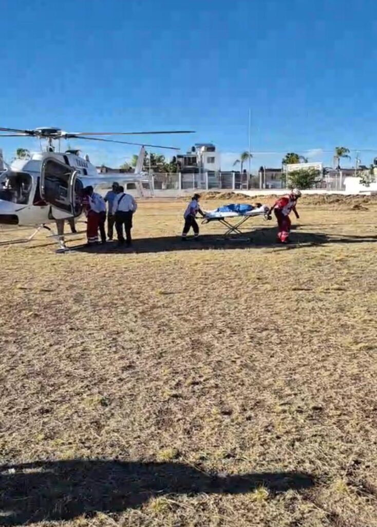 Mujer y su bebé trasladados por la Unidad Aeromédica en estado crítico de Huazamota a Durango