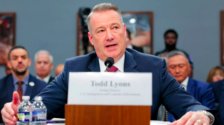 Renuncia el director del ICE Todd Lyons