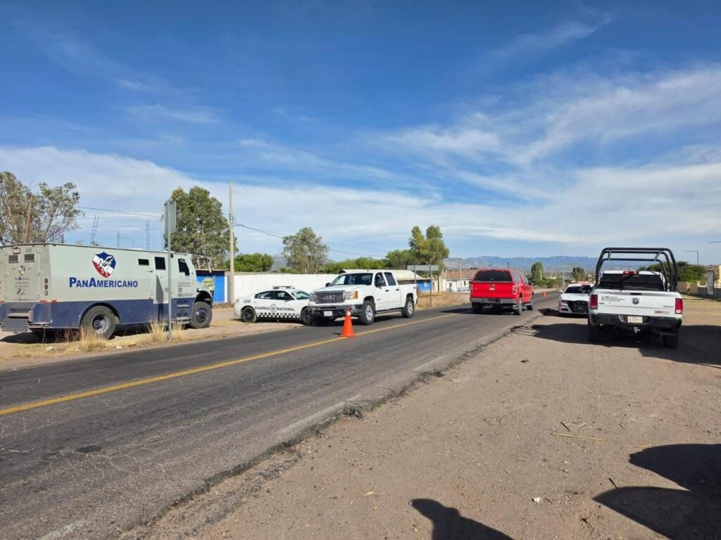 Fuerte choque en carretera Santiago-Tepehuanes deja una mujer lesionada