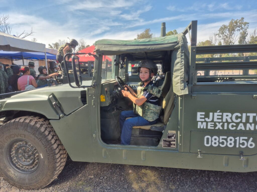 Defensa realizó exhibición y presentación de personal y equipo en el Festival del Día del Niño