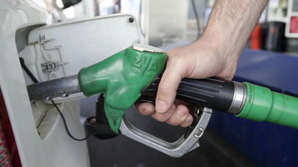 Cargó gasolina y escapó en veloz Cherokee