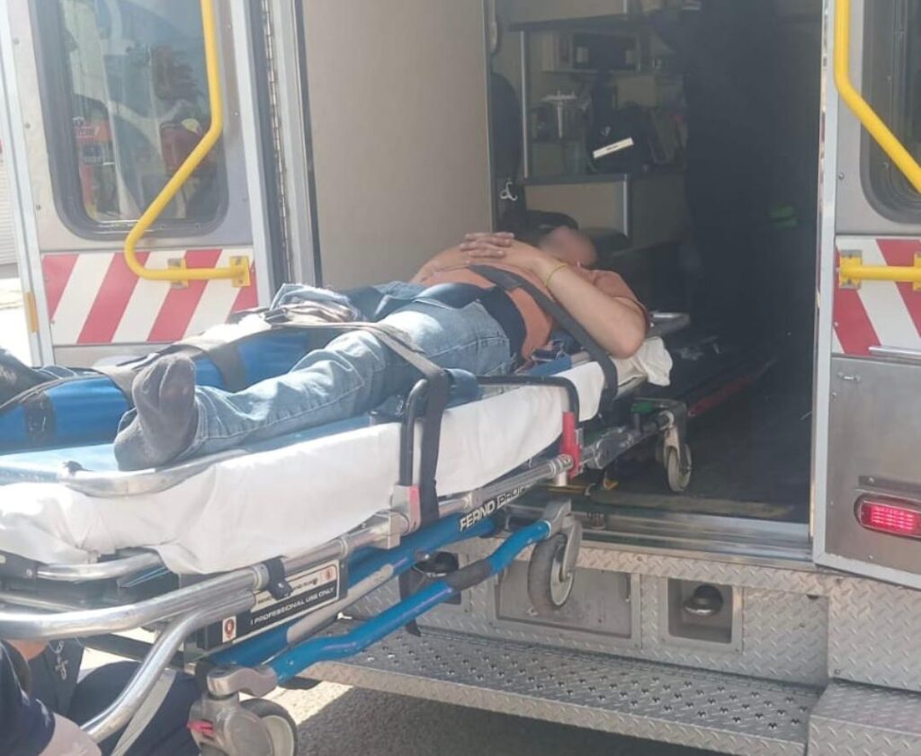 Atienden a joven lesionado tras accidente vial en Santiago Papasquiaro