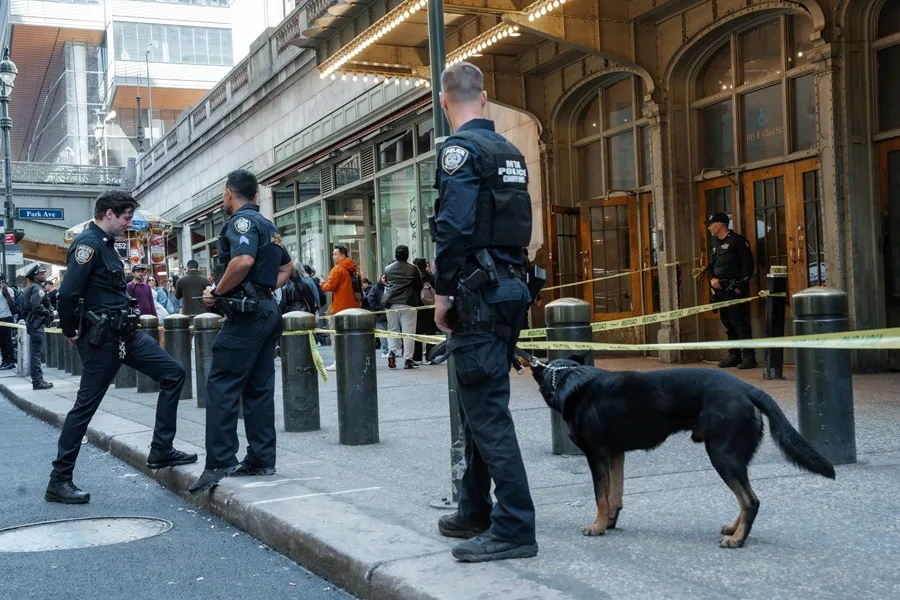 Ataque en metro de Nueva York deja tres heridos y agresor muerto