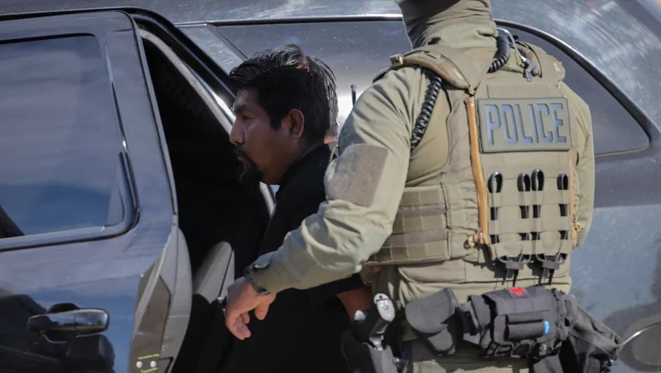Migrantes detenidos por ICE denuncian hacinamiento y falta de atención médica en EU