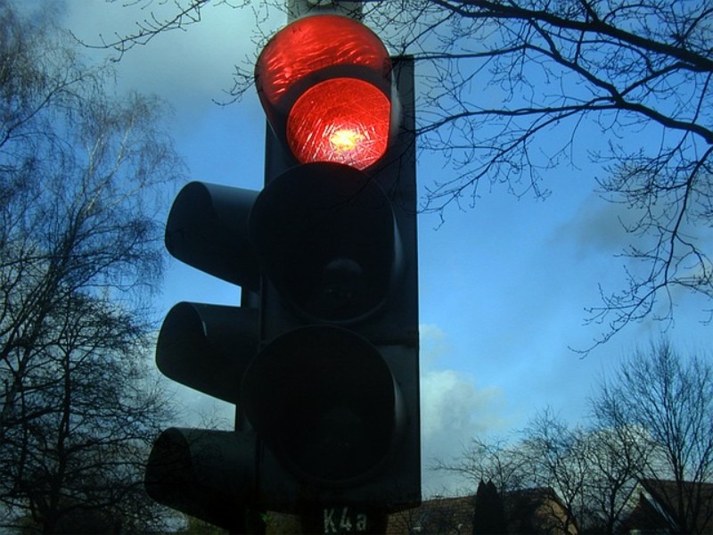 Infraccionan a más de 250 conductores por pasarse la luz roja del semáforo