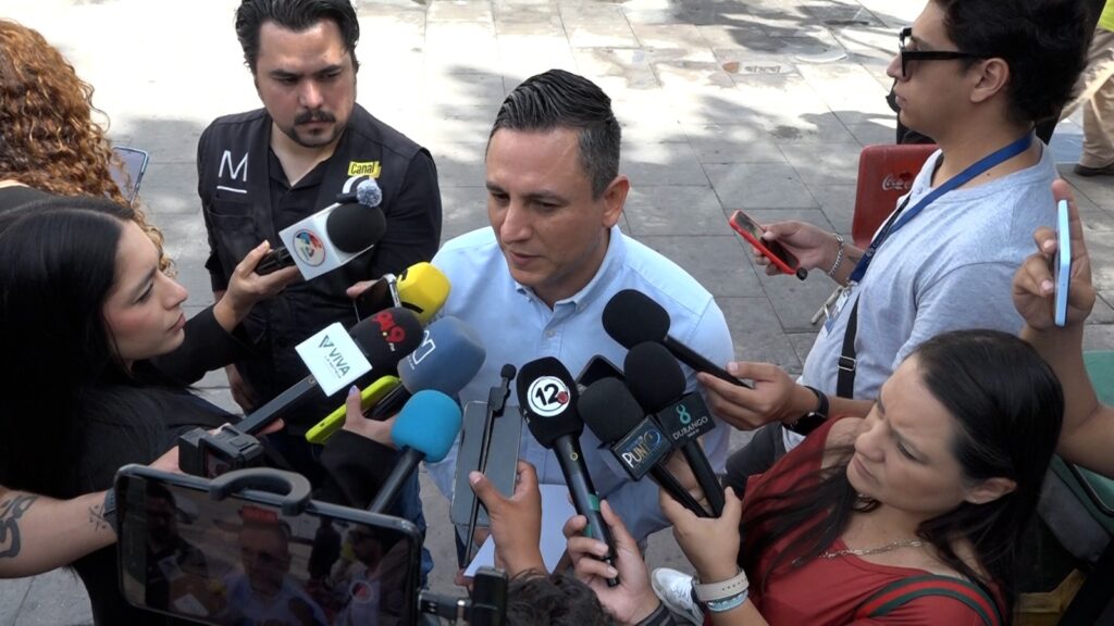 Provocan incendio en La Ferrería por quema de basura; responsables harán servicio comunitario.