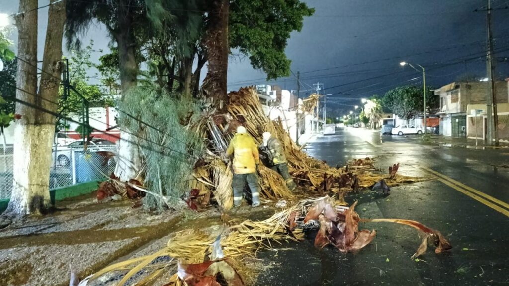 Tormenta con granizo provoca cierres viales en Gómez Palacio; autoridades realizan operativo