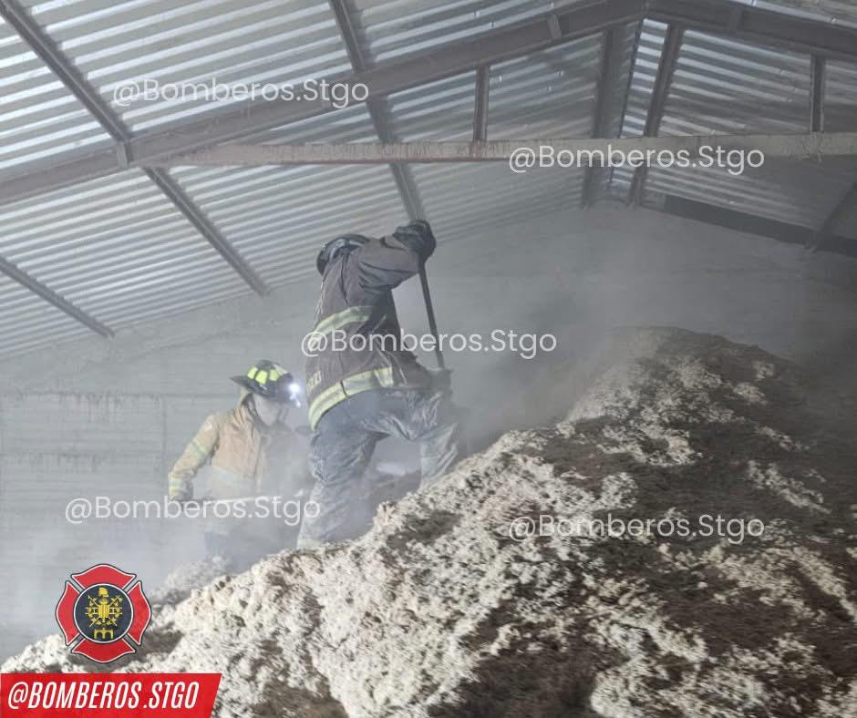 Bomberos controlan incendio en bodega de pastura en Santiago