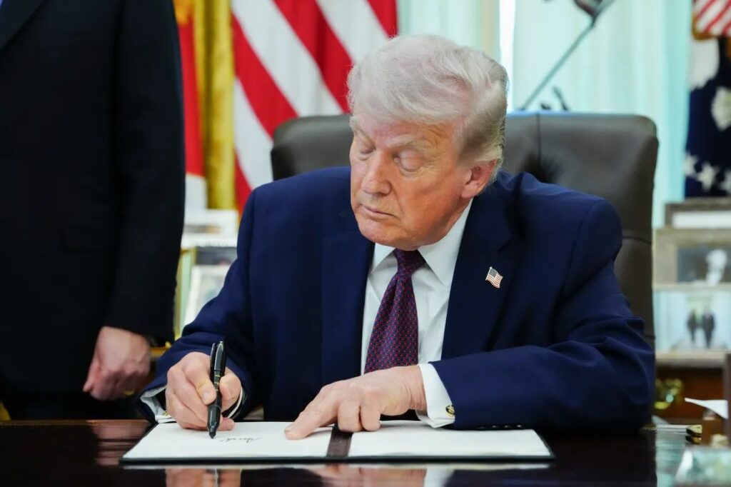 Donald Trump impone arancel del cien por ciento a medicinas de marca importadas