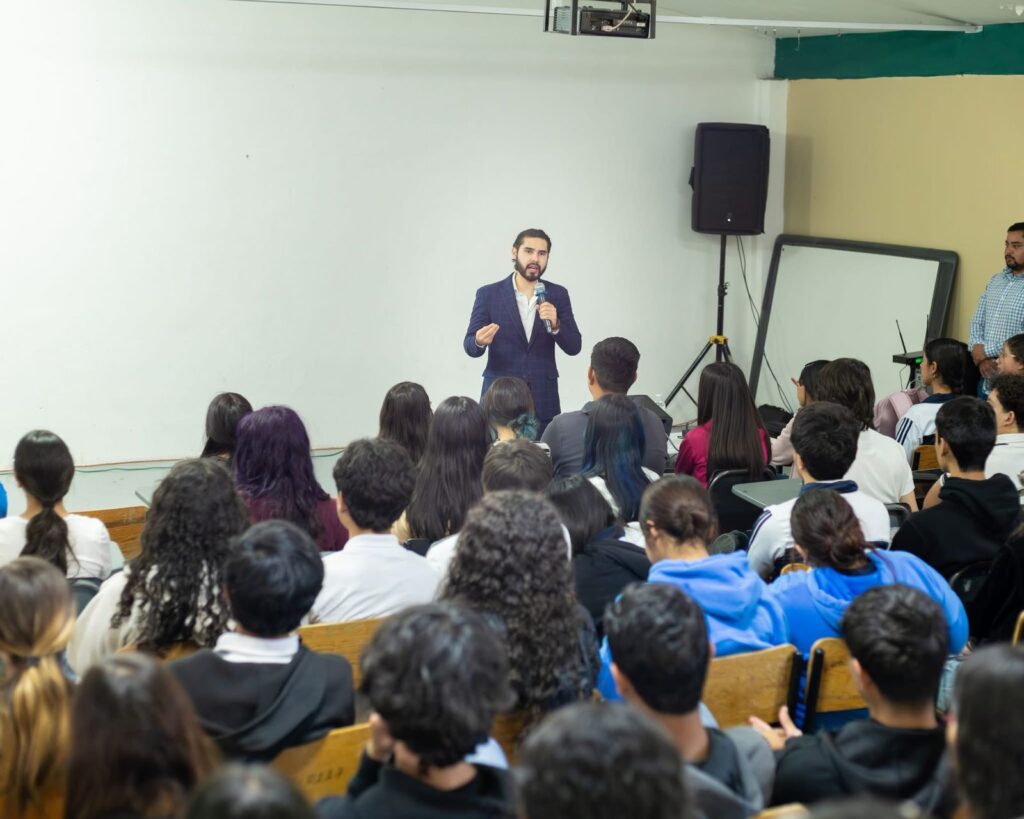Imparten conferencia sobre riesgos del sexting a estudiantes de Tepehuanes