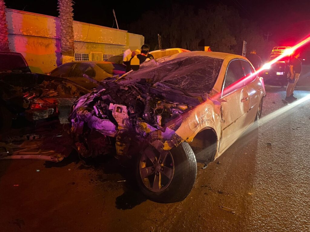 Chocó contra un poste y cinco vehículos durante la madrugada