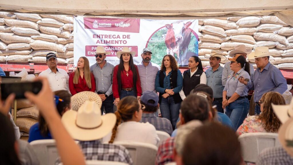 Gobierno de Santiago apoya al sector ganadero con entrega de 40 toneladas de alimento