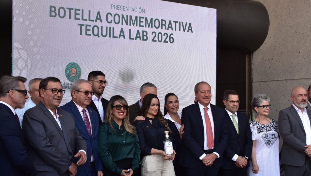 Tequila y futbol se unen en San Lázaro con botella conmemorativa rumbo al Mundial 2026